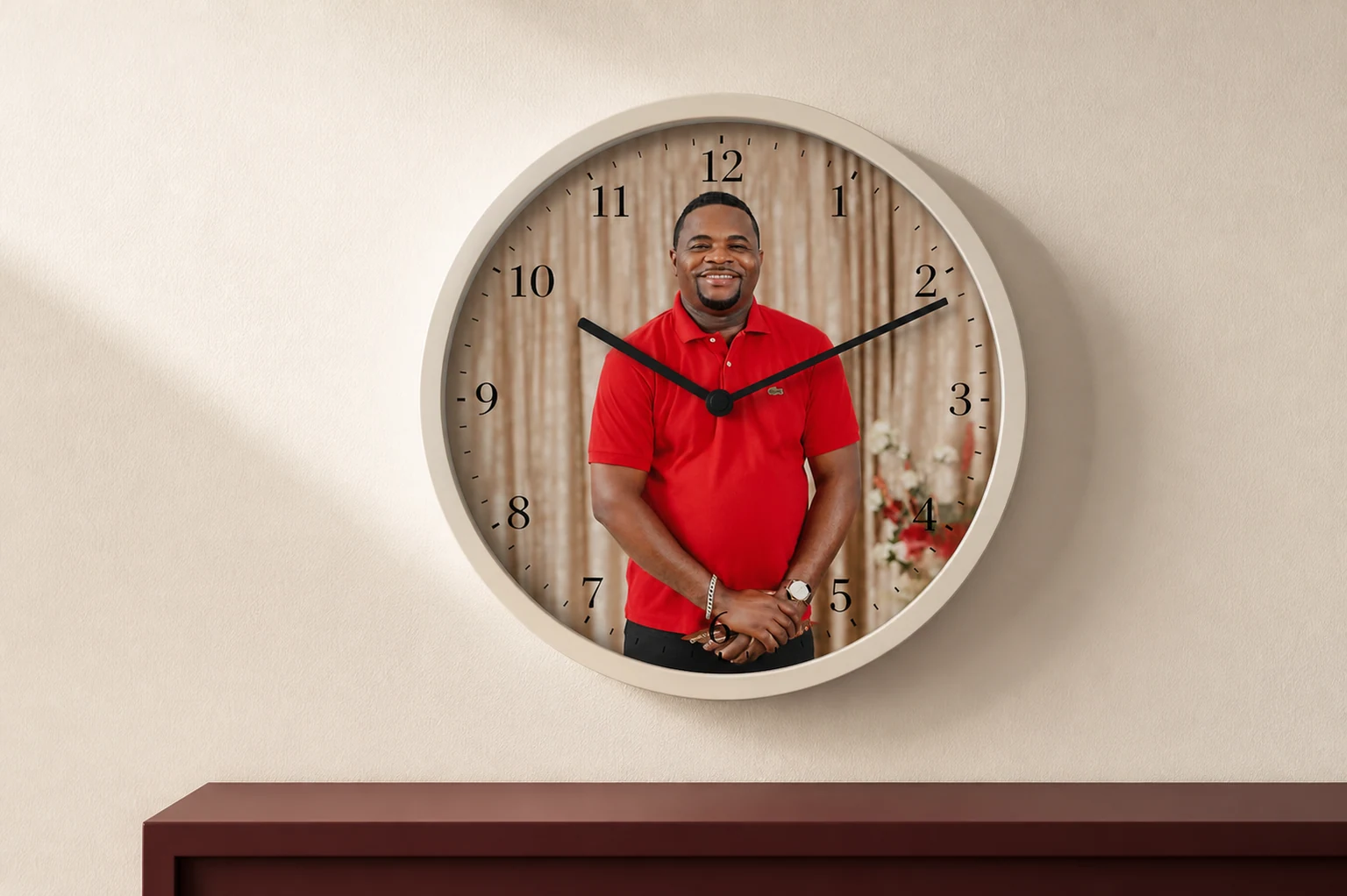 Inszenierung einer mit einem Foto personalisierten Wanduhr